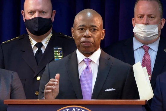  ·纽约新任市长埃里克·亚当斯（中）。