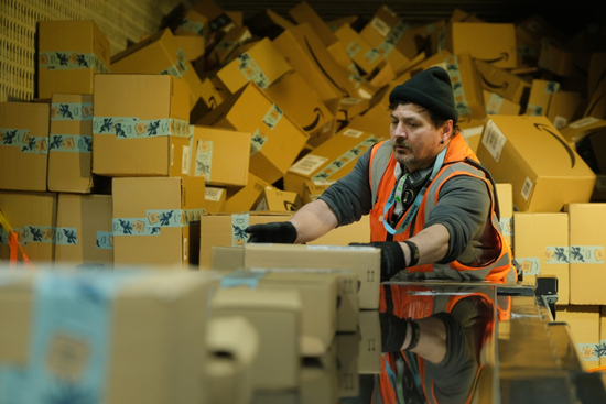 2019年11月美国纽约，亚马逊快递员在运送快件。图 /&nbsp;视觉中国