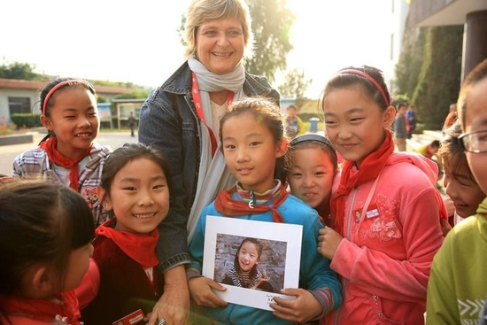  白美仙和孩子们。（资料图片）