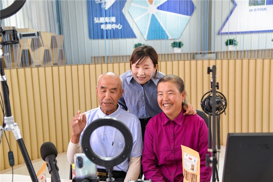 　　宁夏吴忠市红寺堡区红寺堡镇弘德村村民在直播销售当地特色农产品（2021年7月29日摄）。新华社记者 徐钦 摄