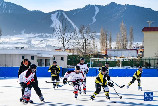 这是2022年1月12日，乌鲁木齐县第一中学小学部冰球队的学生在进行冰球比赛。新华社记者 王菲 摄