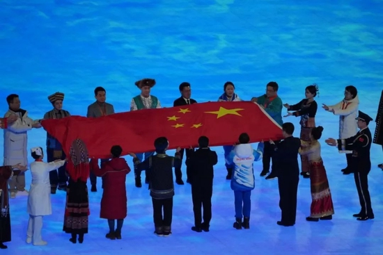  传递国旗环节。李隽辉/摄