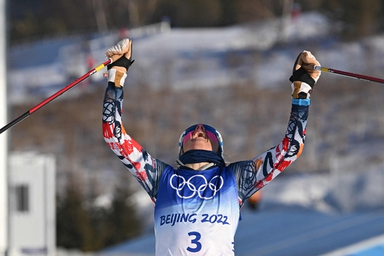  约海于格冲线后庆祝。