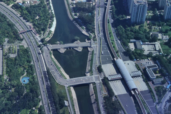  京通快速路旁的八里桥地铁站和八里桥收费站。本报记者白继开摄