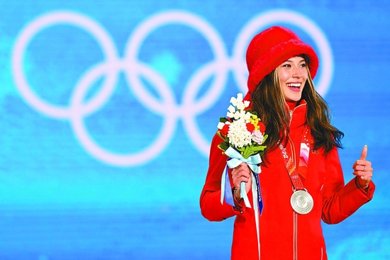 15日，苏翊鸣和谷爱凌分别夺得一枚金牌和银牌。图为他们在颁奖仪式上。