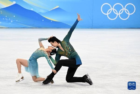 王诗玥（左）和柳鑫宇在比赛中（新华社记者 马宁 摄）