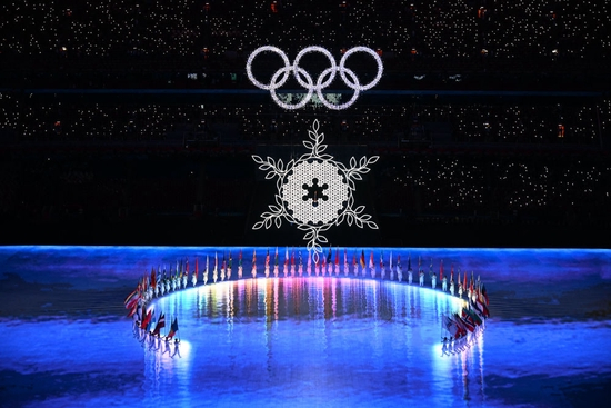 2月20日晚，北京第二十四届冬季奥林匹克运动会闭幕式在国家体育场举行。这是熄灭主火炬环节。新华社记者 李贺 摄