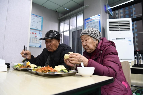 河北省承德市滨河社区老人在社区老年食堂就餐（2021年12月16日）。新华社记者 朱旭东摄