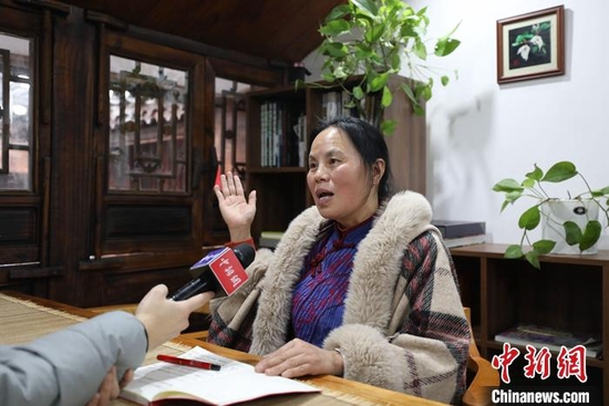 苗绣传承人石丽平接受中新社记者采访。 瞿宏伦 摄
