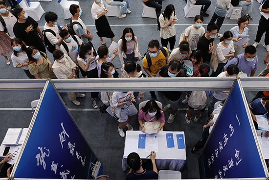  在对未来的城市偏好选择上，当代大学生预期在一线城市就业的比例有增无减。图为2021年9月25日，在武汉华中科技大学举办的一场招聘会。人民视觉&nbsp; 资料图