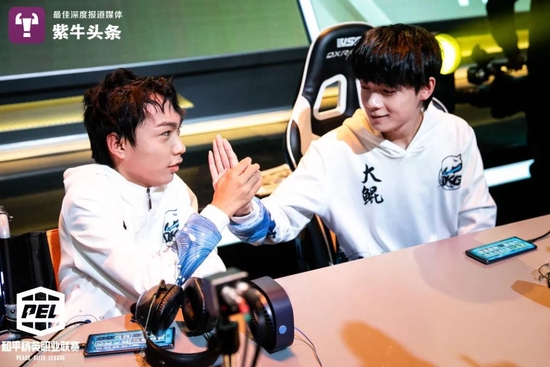 七仔和队友击掌互相鼓励