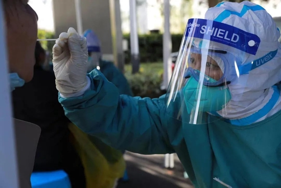 伏英正在给居民做核酸检测