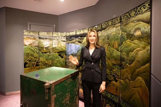 图为谷爱凌在中国银行行史馆参观