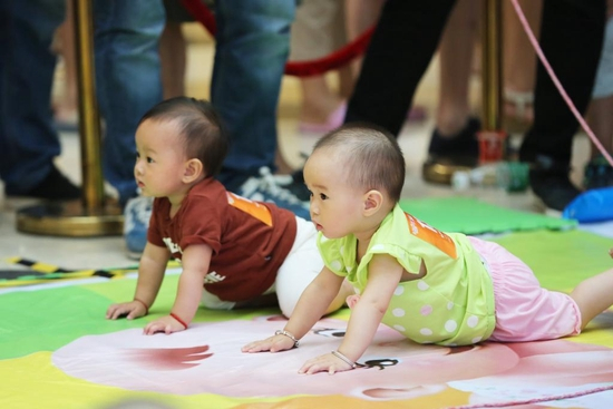 孩子们参加亲子互动活动（新华社发）