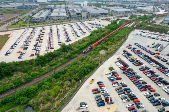  4月14日，长城汽车专列首发列车行驶在重庆永川国家高新区铁路专用线上（无人机照片）。新华社记者 唐奕 摄