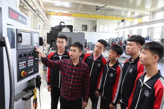 2021年5月8日，河北省河间市职业教育中心教师在河间市一家企业为学生讲解机床实操。新华社记者 骆学峰 摄