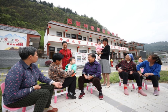 2022年3月20日，老年人与村民在龙里县冠山街道五新村老年互助中心聊天。新华社发（黄晓海摄）