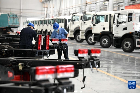  在位于石家庄市栾城区的石家庄煤矿机械有限责任公司车间内，工作人员组装新能源环卫车（4月12日摄）。新华社记者 李继伟 摄