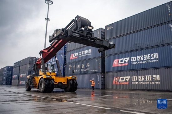 中欧班列起点联合巡逻队成员在重庆团结村中心站货场对作业车辆进行现场指挥（1月25日摄）。新华社记者 唐奕 摄