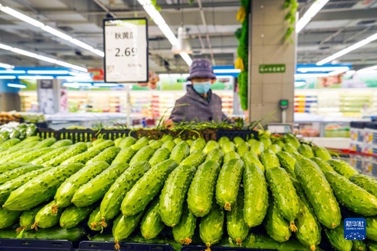  消费者在河北唐山遵化市一家超市选购蔬菜（4月11日摄）。新华社发（刘满仓摄）