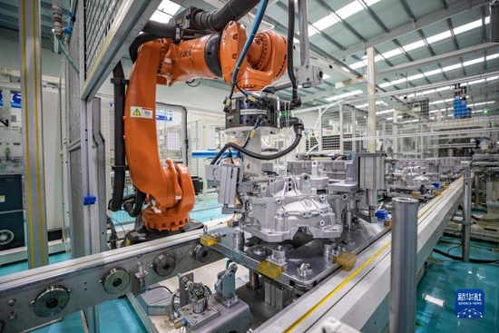 在重庆青山工业有限责任公司，智能化设备在作业中（4月15日摄）。新华社记者 黄伟 摄