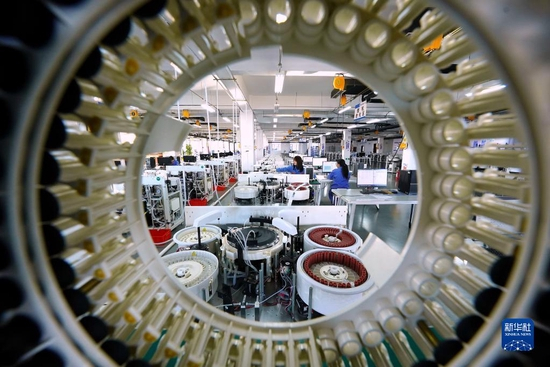 河北省迁安市一家生物科技企业的员工在生产线上工作（2021年12月26日摄）。新华社记者 牟宇 摄