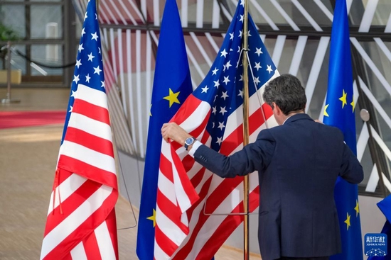 2022年3月24日，工作人员在比利时布鲁塞尔的欧盟总部整理美国国旗。北约、七国集团和欧盟三场峰会24日在比利时布鲁塞尔召开。新华社记者 张铖 摄
