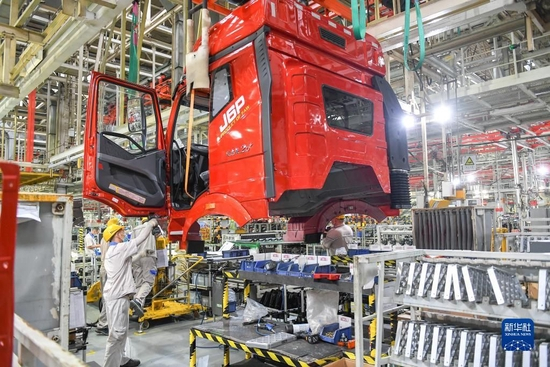 工人在位于吉林省长春市的一汽解放总装车间装配车辆（2021年7月7日摄）。新华社记者 张楠 摄
