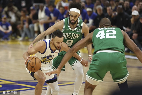 　凯尔特人夹击库里。