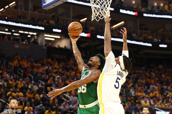 　斯玛特（左）突破卢尼防守，上篮强打。