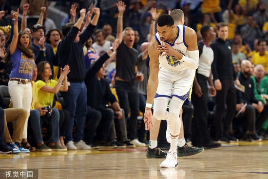 　波特连续命中三分。