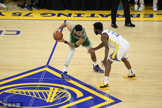 　维金斯（右）防守塔图姆。