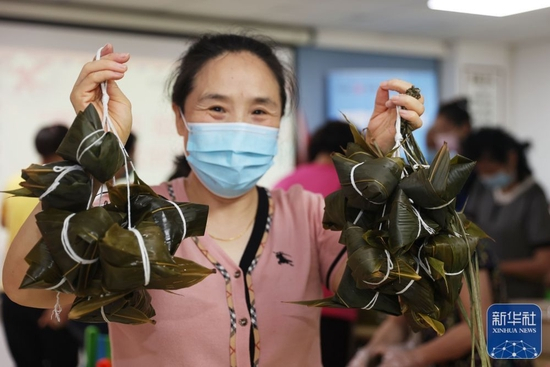 6月2日，厦门市思明区筼筜街道金桥社区居民展示包好的粽子。新华社发（曾德猛摄）