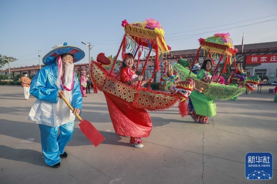 6月2日，河北唐山遵化市崔家庄镇杨家庄村的民间艺人在进行迎端午民俗展演。新华社发（刘满仓摄）