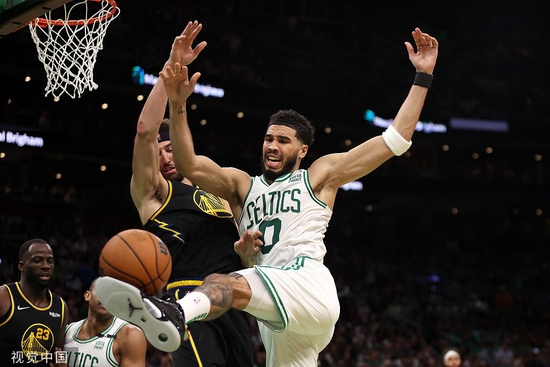  塔图姆在比赛中突破。