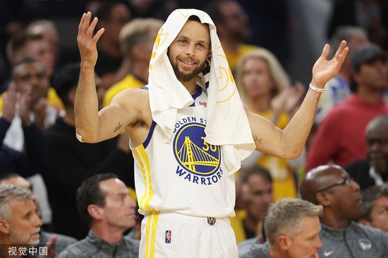  库里庆祝胜利。