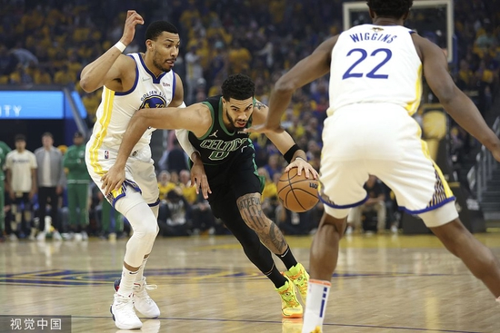  塔图姆（中）在第一节一人扛起了凯尔特人。