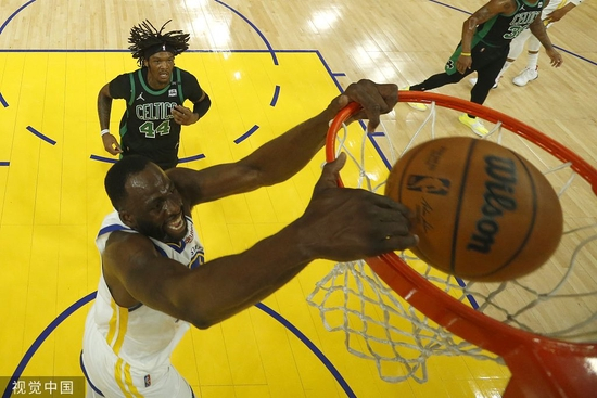  格林扣篮得手。