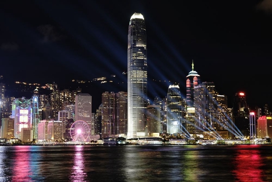  这是6月25日在香港尖沙咀拍摄的香港岛灯光秀。新华社记者 王申 摄