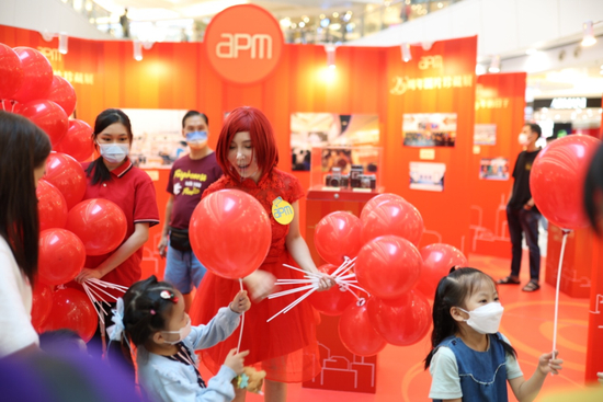 　　香港观塘APM商场内举办25周年珍藏展，展示25年来珍贵的历史影像和物品，吸引很多市民驻足。 范凌志摄