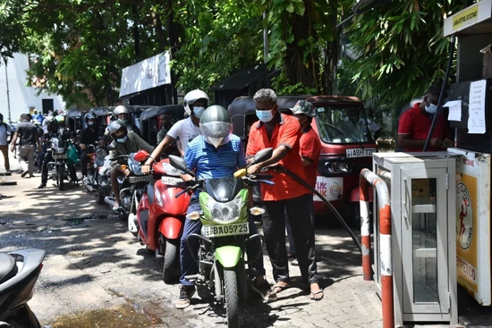  ▲5月16日，摩托车在斯里兰卡首都科伦坡一处加油站附近排队加油。图/新华社