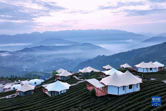 这是2022年4月20日拍摄的兴山县岩上茶居帐篷酒店。 新华社发（周星亮 摄）