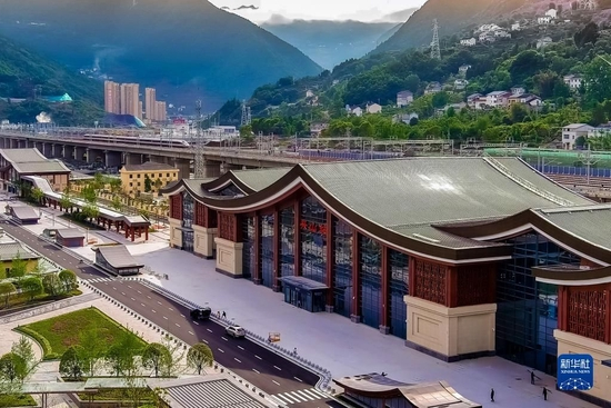 2022年6月17日，一列火车驶进兴山高铁站。 新华社发（高畅 摄）