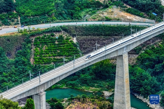 2022年6月20日，郑渝高铁全线开通当天，高铁穿行在兴山境内。 新华社发（李阳 摄）