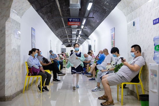 　　7月12日，人们在南京北极岩人防工程里纳凉避暑。当日，南京市气象台发布今年首个高温红色预警，面对高温酷暑，不少市民选择来到防空洞里纳凉避暑，享受夏日清凉。IC 图