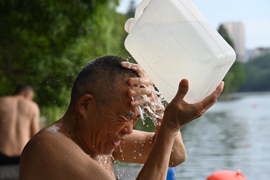 　　7月9日，安徽合肥，合肥地区遭遇夏日高温。据合肥气象公众号消息，未来七天，合肥市以晴到多云为主，10日有分散性雷阵雨。未来持续高温，最高气温35~38℃。IC 图