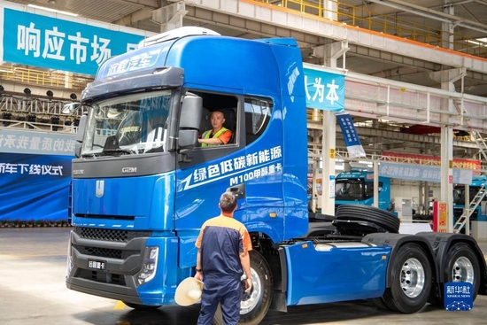 在位于山西省晋中市榆次区的山西新能源汽车工业有限公司（吉利晋中基地）总装车间内，工作人员驾驶甲醇汽车进行出厂前的调试（2022年6月21日摄）。新华社记者 杨晨光 摄