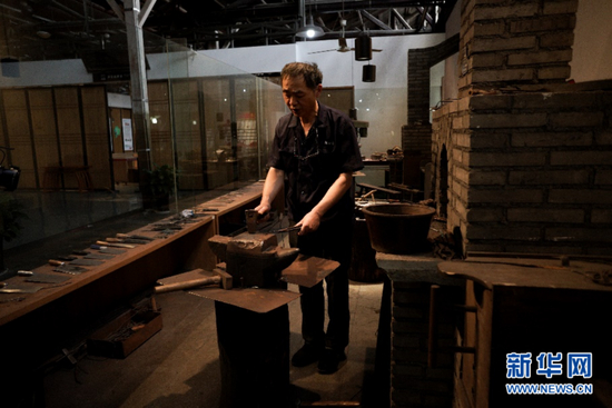 张小泉剪刀锻制技艺的传承人丁纪灿 图：新华网