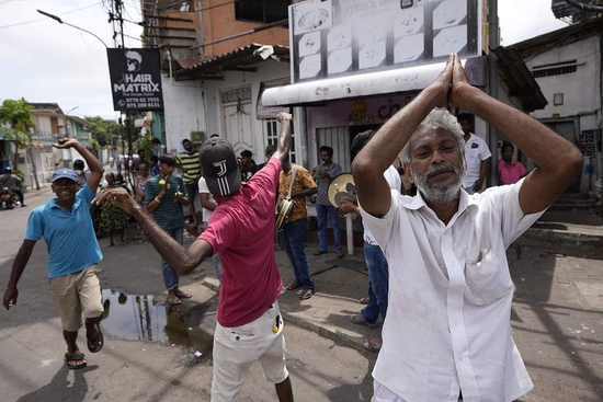 　　当地时间2022年7月20日，斯里兰卡议会举行投票选举新总统，临时总统维克拉马辛哈当选斯里兰卡新总统。支持者在街头庆祝。视觉中国 图
