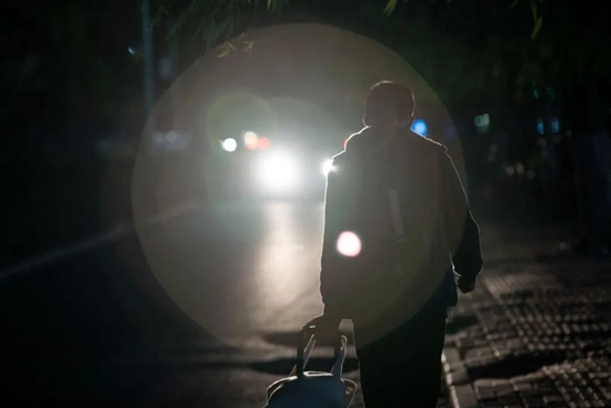  一名从职校毕业后参加工作的男孩回到自己的住处。图/高宁